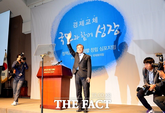 문 전 대표가 지난 6일 프레스센터 국제회의장에서 열린 대선 싱크탱크인 정책공간 국민성장 창립 심포지엄에 참석해 기조연설을 마친 뒤 손을 흔들고 있다./이새롬 기자