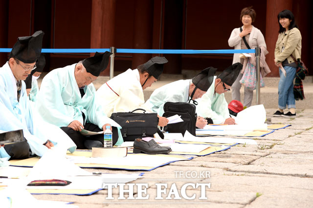 이를 신기하게 지켜보는 관광객들