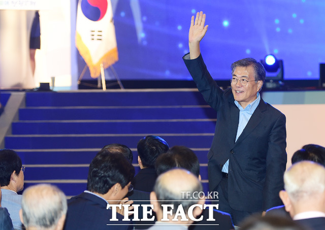 문 전 대표는 송민순 회고록 논란에 대해 치열한 토론을 통한 합리적인 결론 도출이라면서 박근혜 정부는 노무현 정부에게 배워라고 정면돌파를 택했다./배정한 기자