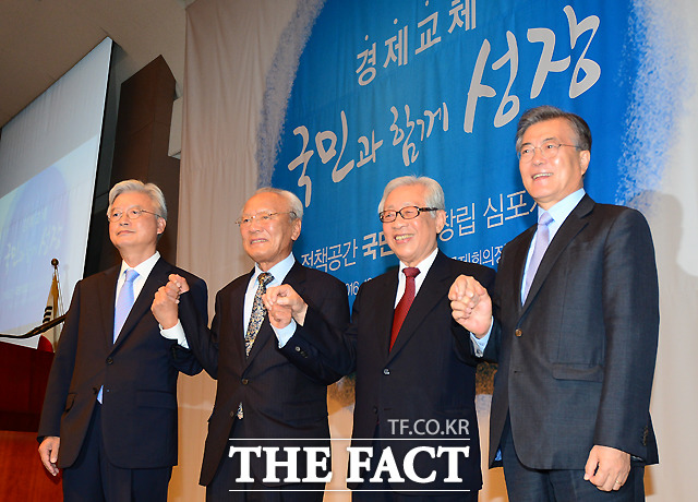 문 전 대표(맨 오른쪽)가 조윤제 서강대 교수, 박승 전 한국은행 총재, 상임고문 한완상 전 한성대 총장(왼쪽부터)과 함께 지난 6일 정책공간 국민성장 창립 심포지엄에서 포즈를 취하고 있다./이새롬 기자