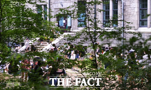 이화여대는 17일부터 이틀간 교내 ECC 이삼봉홀에서 최순실 딸 특혜 의혹 등에 대해 교수와 교직원 및 학생들을 상대로 해명하는 자리를 갖는다./이덕인 기자