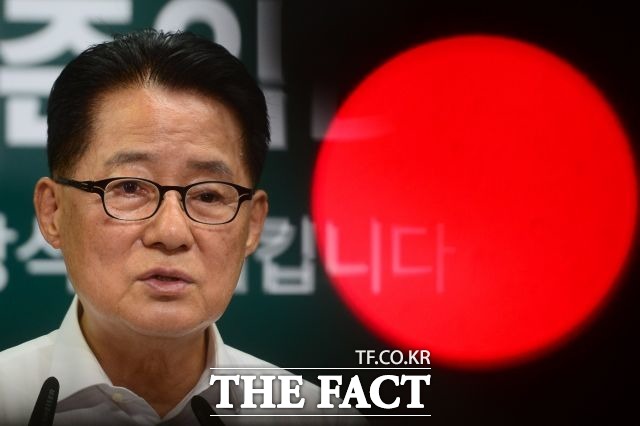 박지원 국민의당 대표는 16일 페이스북을 통해 송민순 회고록과 관련해 문재인 전 더불어민주당을 향해 색깔 공세를 펼치는 새누리당을 비난했다./더팩트 DB