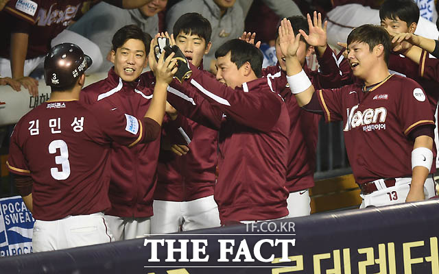 2회초 1사 1,2루 넥센 김민성이 박동원의 1타점 2루타에 득점한 뒤  동료들의 환영을 받고 있다.