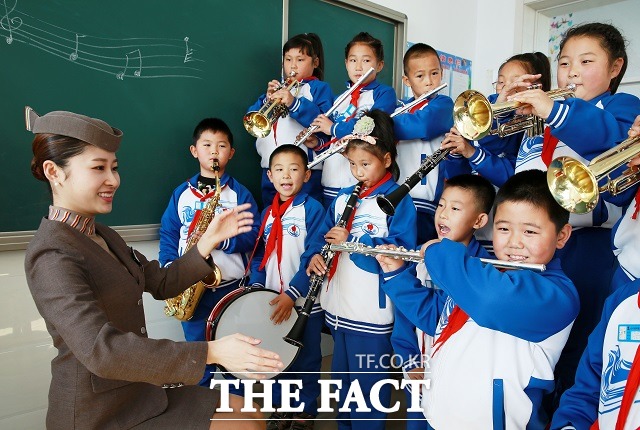 아시아나항공이 18일 중국 헤이룽장성 치치하얼시 룽장현에 있는 터우짠진 중심학교와 아름다운 교실 자매결연을 맺었다고 터우짠진 중심학교에 피아노 2대와 드럼 4대, 각종 타악기 60여 개를 전달했다고 밝혔다. /아시아나항공 제공