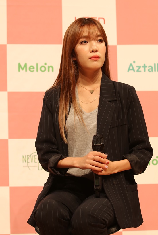 반전 매력의 김나영. 김나영은 노래할 때와 다른 활기찬 성격으로 쇼케이스 현장을 달궜다. /네버랜드 제공