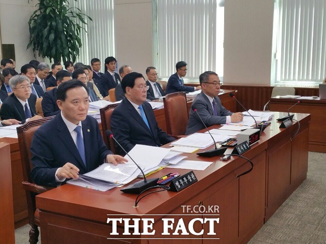 김현웅(왼쪽) 법무부 장관이 18일 국회에서 열린 국회 법제사법위원회 종합국감에 참석해 한 위원의 질의를 듣고 있다./국회=신진환 기자