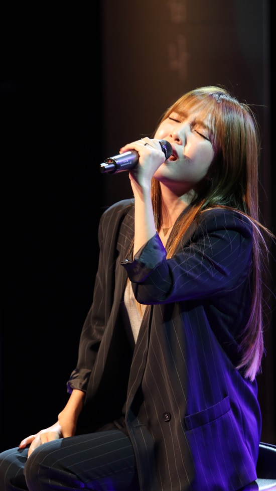 정규 앨범으로 컴백한 김나영. 가수 김나영은 18일 정규 1집 프롬 더 하트를 발매했다. /네버랜드 제공