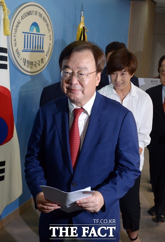 강효상 새누리당 의원은 11인승 이상 승합자동차 운전기사가 승객에 대한 구조조치 의무를 부과하는 내용을 골자로 한 여객자동차 운수사업법 일부 개정법률안을 발의할 예정이라고 19일 밝혔다./더팩트 DB