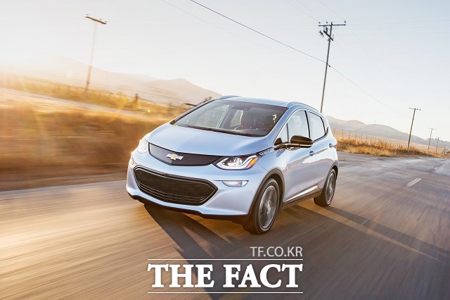 한국지엠이 오는 26일부터 나흘 동안 서울 삼성동 코엑스에서 산업통상자원부 주최로 개최되는 2016 한국전자전(KES)에서 미국 환경청으로부터 383km의 1회 충전 주행거리를 인증 받은 순수전기차 볼트 EV를 국내 최초로 전시한다고 20일 밝혔다. /한국지엠 제공