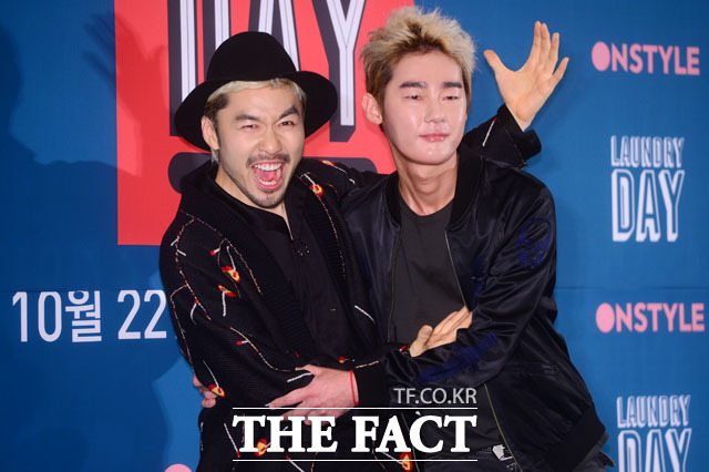 런드리 데이 출연하는 노홍철-허지웅. 방송인 노홍철과 영화 평론가 허지웅(오른쪽)이 출연하는 케이블 채널 On Style 새 예능 프로그램 런드리 데이는 22일 첫 방송 된다. /남윤호 기자