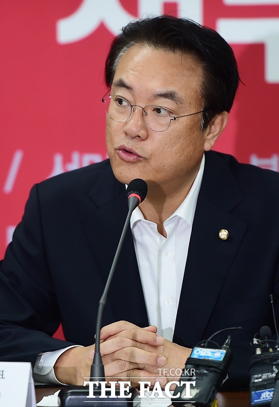 정진석 새누리당 원내대표는 20일 송민순 전 외교통상부 장관의 회고록 논란과 관련해 2007년 11월 당시 진실을 고백해야 한다고 말했다./배정한 기자