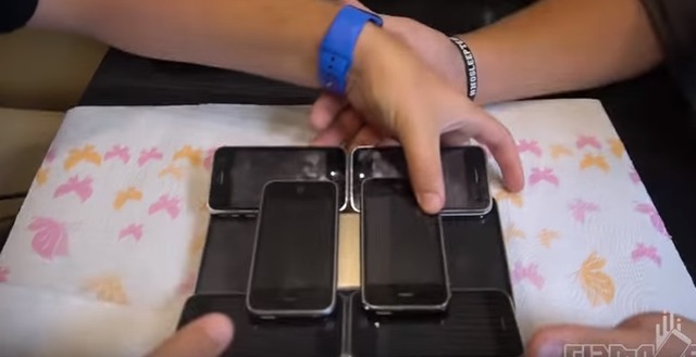 최근 유튜브에는 아이폰3GS 100개로 아이폰7을 둘러싼 후 떨어뜨리는 영상이 올라왔다. /유튜브 캡처