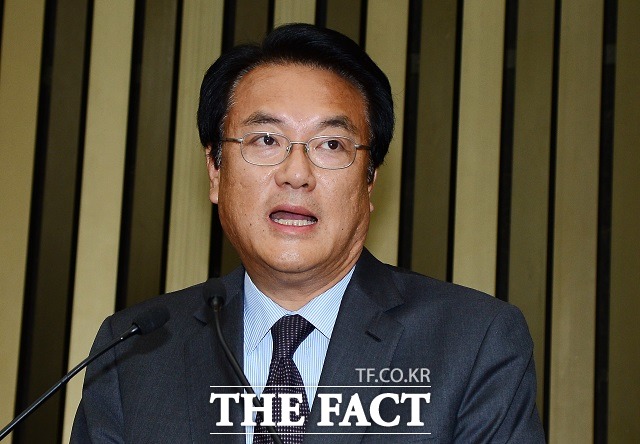 정진석 새누리당 원내대표는 21일 오전 국회에서 열린 원내대책회의에서 문재인 전 더불어민주당 대표가 송민순 회고록과 관련해 여당을 찌질이라고 비난한 것에 대해 품격을 지키라고 비판했다./더팩트 DB