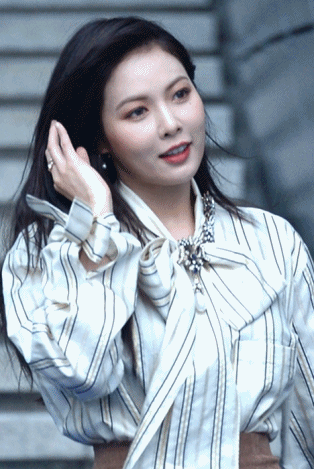 긴 머리카락을 늘어뜨린 가수 현아. 가수 현아는 20일 열린 2017 S/S 헤라서울패션위크 푸쉬버튼 컬렉션에 참석했다. /임세준 인턴기자