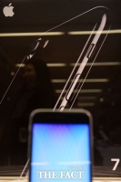 [TF사진관] 반갑다 아이폰7, '매트-제트 블랙 색상 비교'