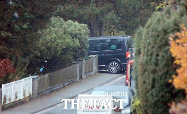 후진하는 최 씨 측근의 차량