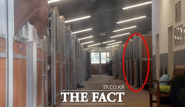 최순실 씨의 딸 정유라 씨가 최근까지 승마훈련을 한 프랑크프루트 인근 도시 리더바흐 호프구트 승마장. 정 씨를 정확하게 기억하고 있는 폴란드 국적의 한 직원은 정 씨가 말을 이곳에서 데리고 나갔지만, 여전히 오고 있다고 말했다. 빨간 동그라미는 정 씨의 두마리 말이 지낸 마방으로 1번과 2번방에 말을 보관했다.