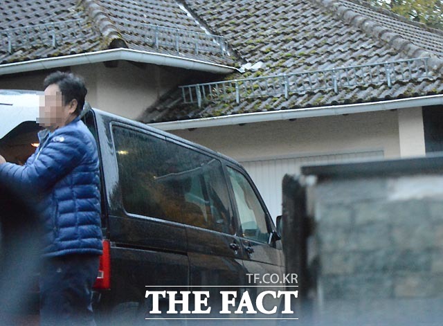 출발 준비 차량을 정리하며 떠날 준비를 하고 있는 최순실 씨의 한 측근