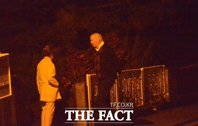 최순실 이야기 나누는 슈미텐 주민들 최순실 씨 주택 인근에 사는 주민들이 최 씨의 소식을 듣고 이야기를 나누고 있다.