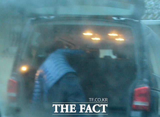 더팩트 취재진이 확인한 최 씨 모녀의 측근은 6명으로 이중 한 남성이 21일 오전 주택 마당 주차장에서 승합차 트렁크를 정리하고 있다.