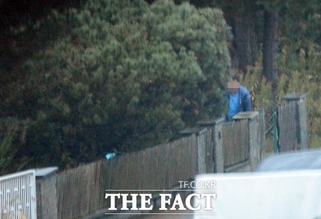 취재진 동태 살피는 한 남성