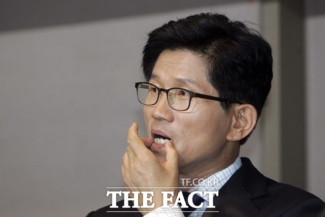 김문수 전 경기지사가 22일 페이스북 글을 통해 박근혜 대통령에게 이른바 최순실 의혹의 진상 규명을 촉구했다. /더팩트 DB