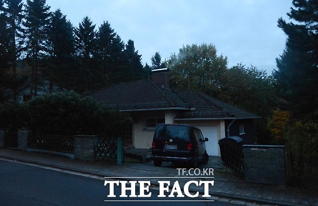 최순실은 어디에? 최순실 씨와 정유라 씨가 거주한 곳으로 알려진 독일 슈미텐의 한 주택에 20일 오후 측근들만이 집을 지키고 있다.