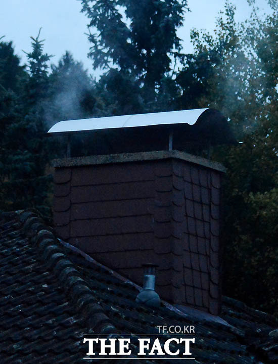 20일 오후 최 씨 측근들이 거주하는 주택의 굴뚝에서 연기가 나고 있다.