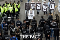 [TF포토] 부검 반대하는 백남기 지킴이단과 대치하는 경찰들