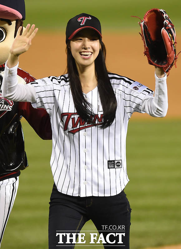 배우 진세연이 시구를 마친 뒤 팬들에게 손을 흔들며 미소를 보이고 있다.