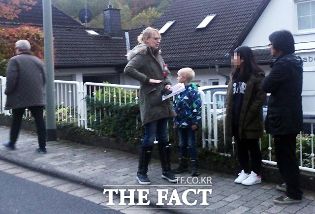 최순실·정유라 모녀가 거주했던 독일 프랑크푸르트 슈미텐 인근 주민들은 최 씨 모녀의 갖가지 비위 의혹 상황에 대해 상상할 수 없는 일이라며 의아해 했다. 사진은 지난달 23일 최 씨 모녀 집 인근에 거주하는 한 독일인 여성이 정 씨의 관해 말하는 모습./프랑크푸르트=이효균 기자