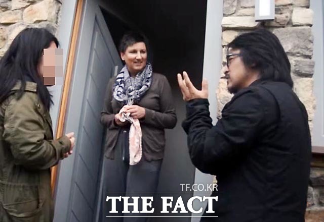 부동산 중개업자 독일인 E 씨가 더팩트 취재진과 이야기를 나누고 있다. E 씨의 이날 반응으로 볼 때 최순실 씨 일행은 새로운 거처를 구하고 있는 것으로 추측된다.