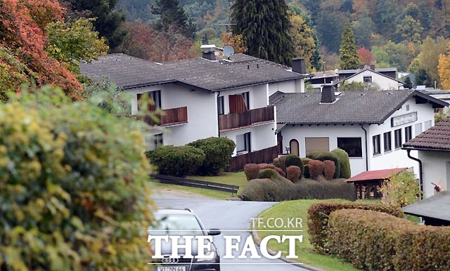 같은 별인데도 때에 따라 바뀌는 별의 이름처럼 박근혜 정부의 비선 실세 의혹을 받고 있는 최순실 씨는 이제 종적을 감추는 신세에 놓여 있다. 사진은 최순실 정유라 모녀 소유의 독일 프랑크푸르트 인근 비덱 타우누스 호텔 전경./프랑크푸르트=이효균 기자