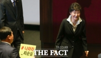 [TF포토] '그런데 최순실은?'…항의 피켓 보지 않는 박근혜 대통령