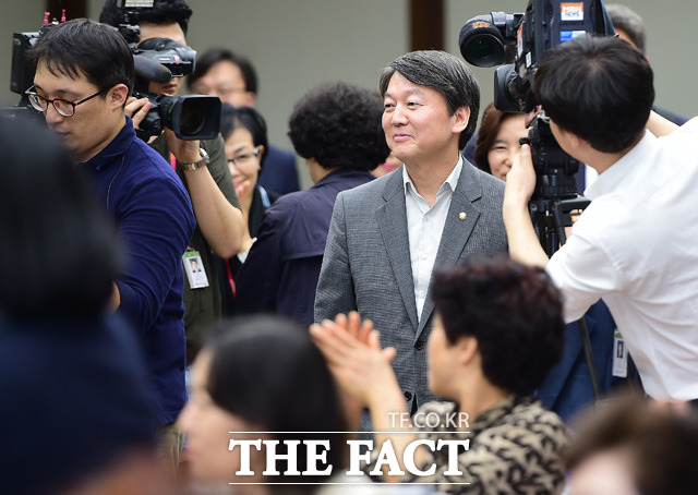 안철수 전 국민의당 상임공동대표는 25일 박근혜 대통령의 연설문이 비선실세 의혹을 받고 있는 최순실 씨에게 사전 유출됐다는 의혹과 관련해 박 대통령은 전면에 나서서 진실을 밝히고 모든 책임을 져야 한다고 밝혔다./배정한 기자