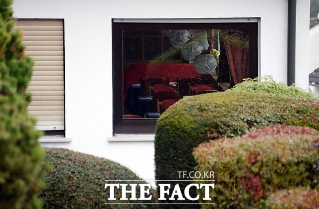 최순실 씨가 실제로 소유한 호텔의 재개장 행사에 참석한 30대의 한 여성은 호텔 재개장 파티는 조촐한 분위기에 음식도 핑거푸드가 전부였다. 레스토랑은 전혀 운영하지 않았다고 밝혔다. /프랑크푸르트(독일)=이효균 기자