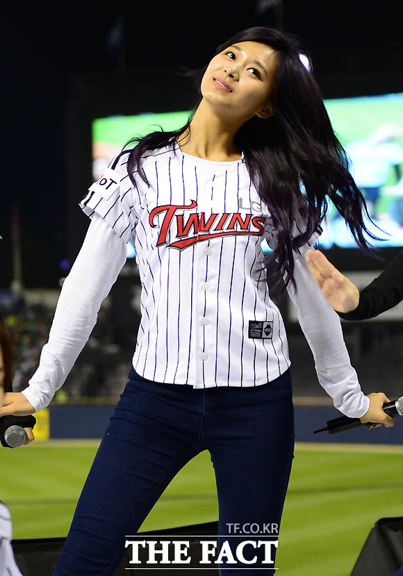 걸그룹 트와이스의 쯔위가 야구팬들 앞에서 자신의 매력을 발산하고 있다.