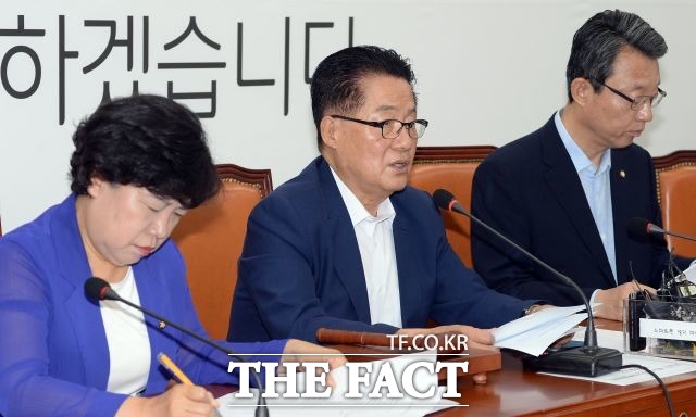 조배숙(맨 왼쪽) 국민의당 비대위원은 25일 이정현 새누리당 대표가 나도 연설문 준비할 때 친구에게 물어볼 때가 있다고 한 데 대해 페이스북에 참으로 기가 찰 노릇이라고 말했다./임영무 기자