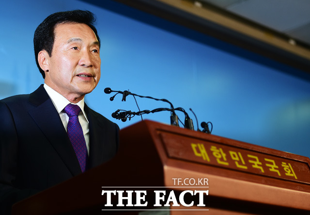 손학규 전 더불어민주당 상임고문은 25일 오후 박근혜 대통령의 최순실 씨 의혹과 관련된 대국민 사과문 발표에 대해 진실을 밝히고 책임을 규명하는데 턱없이 부족했다고 밝혔다./배정한 기자