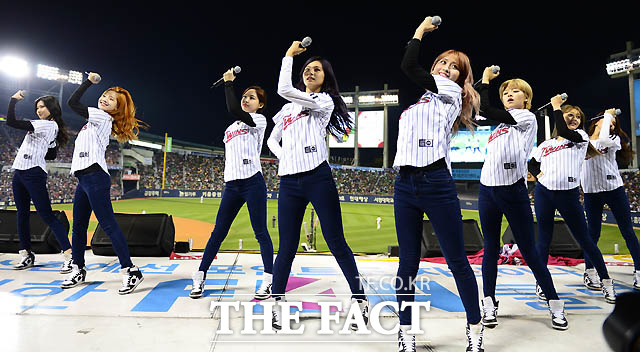 걸그룹 트와이스가 클리팅 타임을 이용해 멋진 공연을 펼치고 있다.