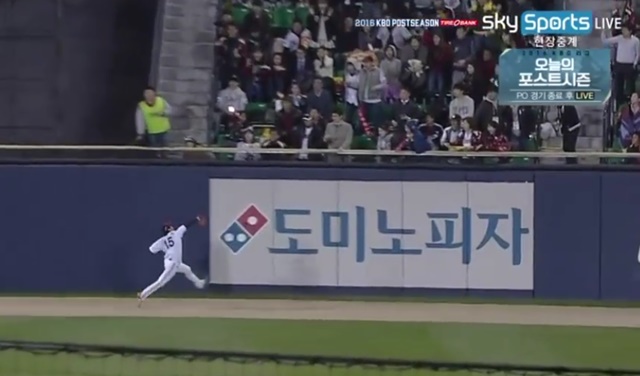 안익훈, 도미노피자 광고도 잡는다?LG트윈스 안익훈 선수가 24일 열린 플레이오프 3차전에서 슈퍼 캐치로 팀을 시리즈 종료 위기에서 구해냈다. /SKY SPORTS 방송화면 캡처