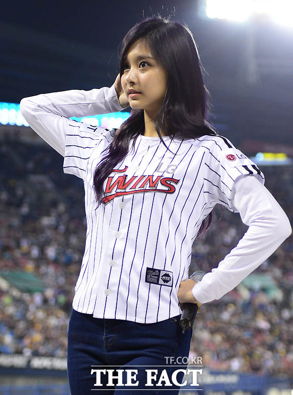 걸그룹 트와이스의 쯔위가 야구팬들 앞에서 자신의 매력을 발산하고 있다.