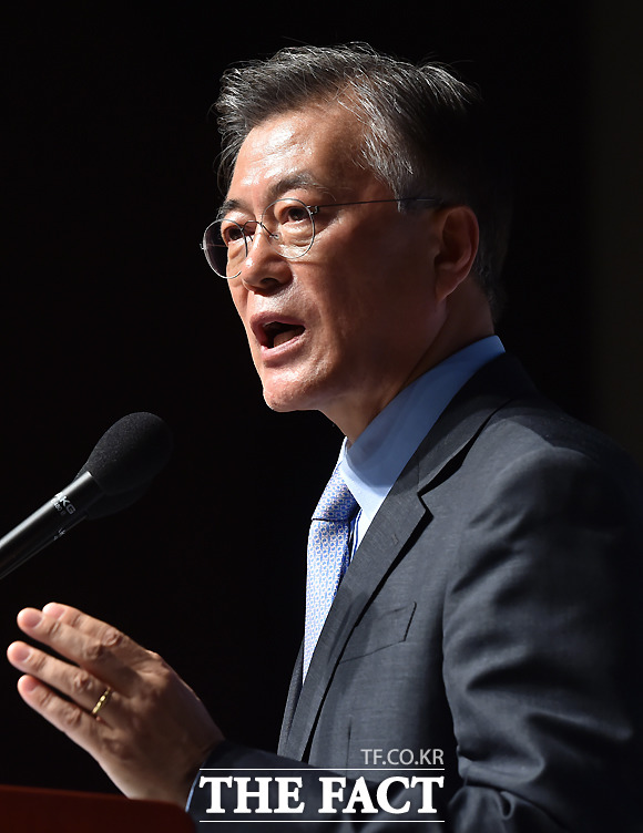 문재인 전 더불어민주당 대표는 25일 특별성명서를 발표하고 속속 밝혀지는 최순실 게이트의 실상은 차마 부끄럽고 참담해 고개를 들 수 조차 없는 수준이라고 맹비판했다./이새롬 기자