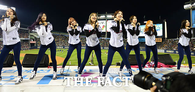 걸그룹 트와이스가 야구팬들 앞에서  멋진 공연을 선보이고 있다.