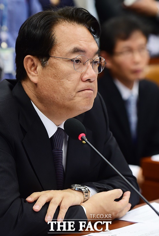 정진석 새누리당 원내대표는 25일 청와대 비선 실세로 지목된 최순실 씨가 박근혜 대통령의 연설문을 사전에 받아봤다는 한 언론 보도와 관련해 사실일 경우 박 대통령이 직접 소명해야 한다고 주장했다./배정한 기자