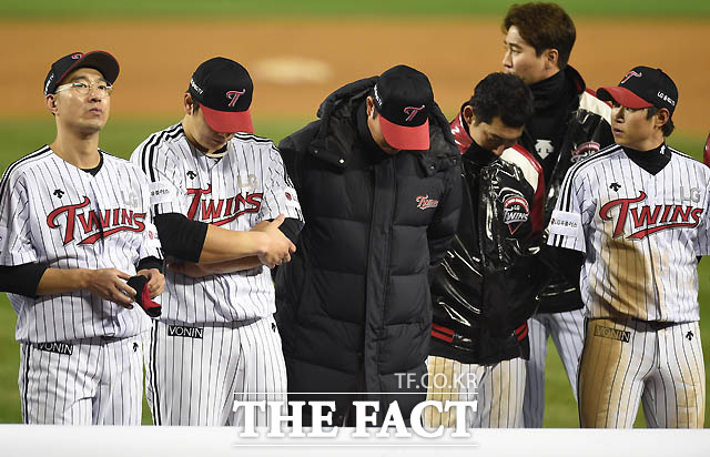 한국 시리즈 진출에 실패한 LG 선수들이 아쉬운 표정으로 팬들에게 인사를 하고 있다.