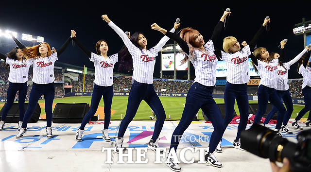 걸그룹 트와이스가 클리팅 타임을 이용해 멋진 공연을 펼치고 있다.