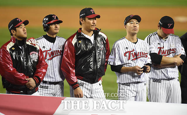 한국 시리즈 진출에 실패한 LG 선수들이 아쉬운 표정으로 팬들에게 인사를 하고 있다.