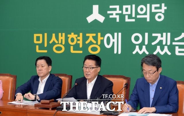 박지원 국민의상 비상대책위원장은 25일 오전 국회에서 열린 원내대책회의에서 박근혜 대통령이 개헌을 발의한다고 하지만, 최순실 씨가 도망쳐버렸는데 개헌안을 누가 수정해주겠나라고 말했다./임영무 기자