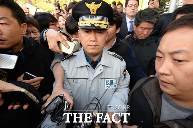 유족과 대화를 끝내고 나오는 홍완선 종로경찰서장